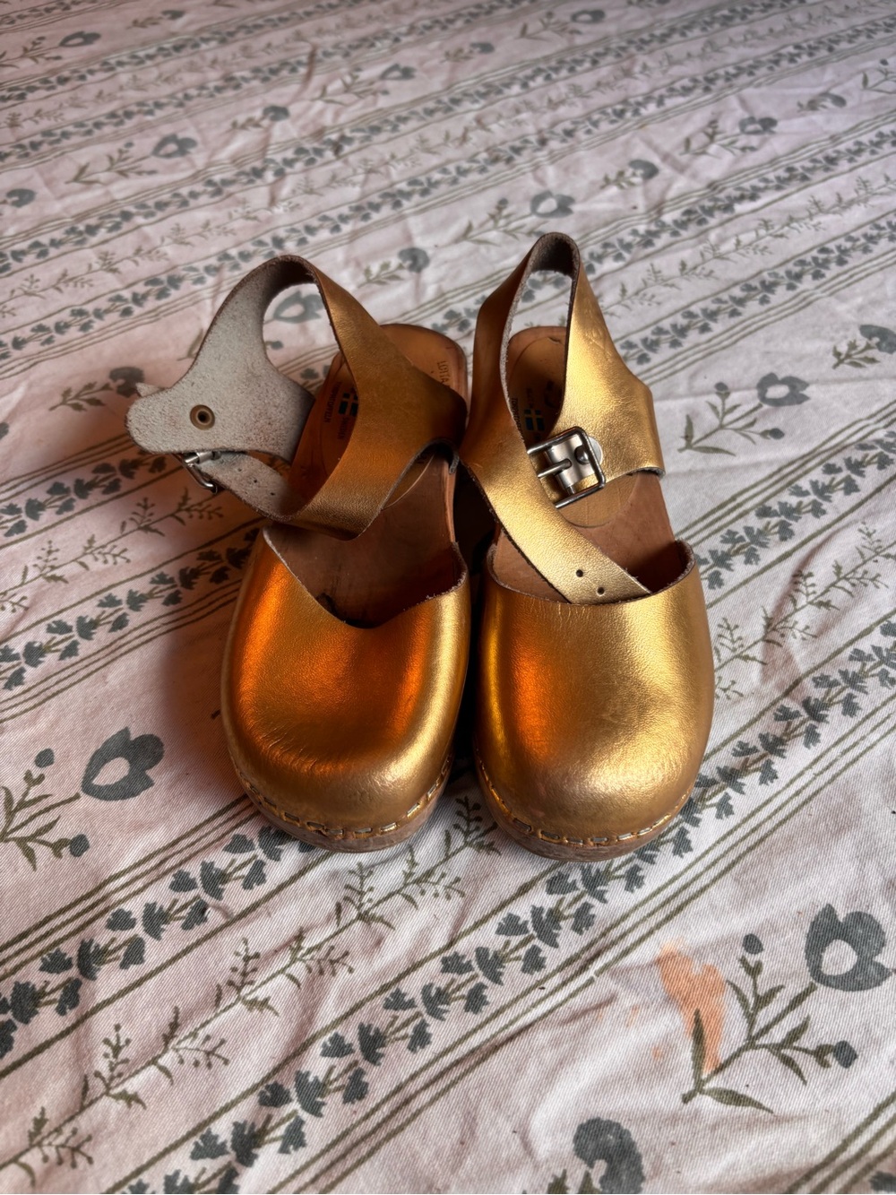 Lotta from Stockholm Girl’s Gold Leather Clogs - Picture 3 of 5